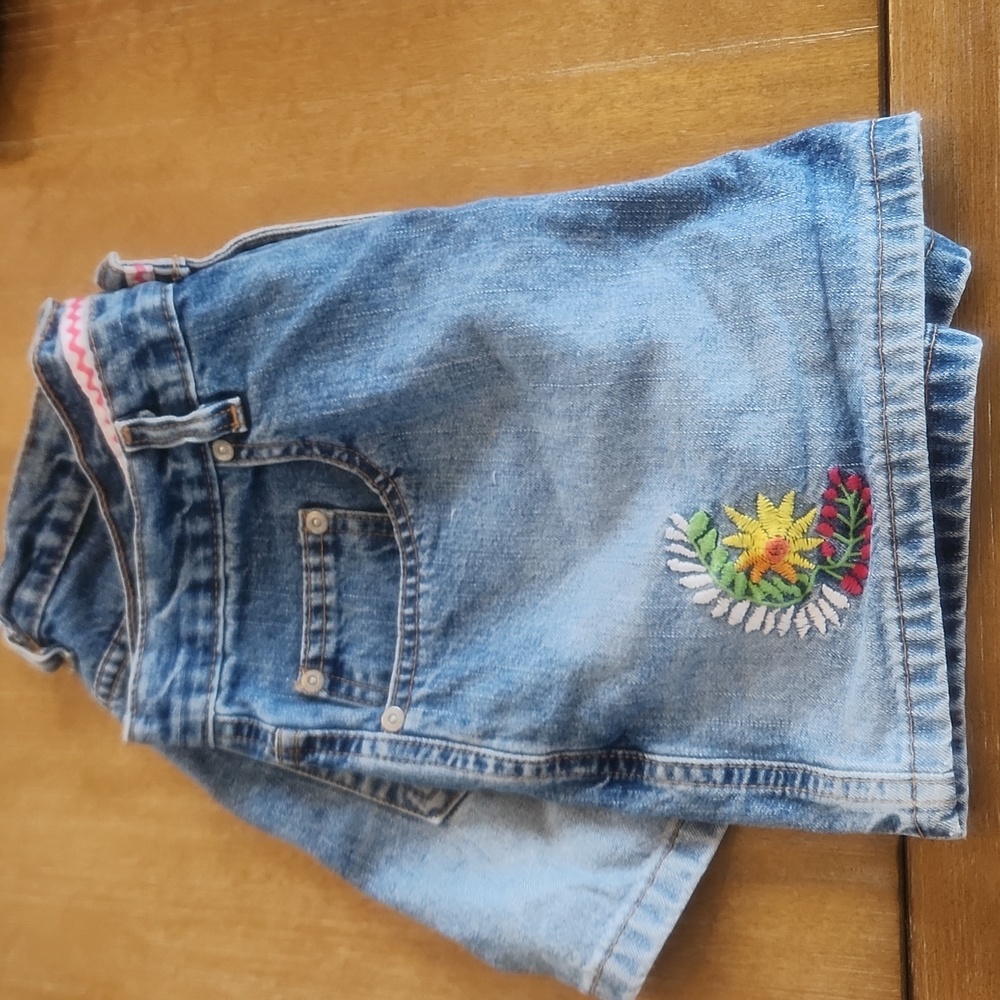 ADORABLE OLD NAVY EMBROIDERED SHORTS